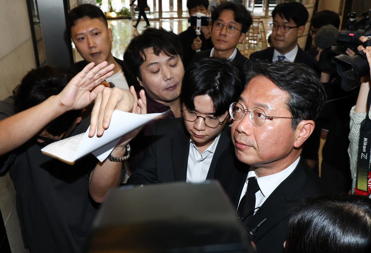 14일 오전 서울 종로구 적선현대빌딩에 마련된 인사청문회 준비 사무실로 출근하는 김승원 법무부 장관 후보자에게 한 유튜버가 항의 서한을 전달하고 있다 / 뉴스1