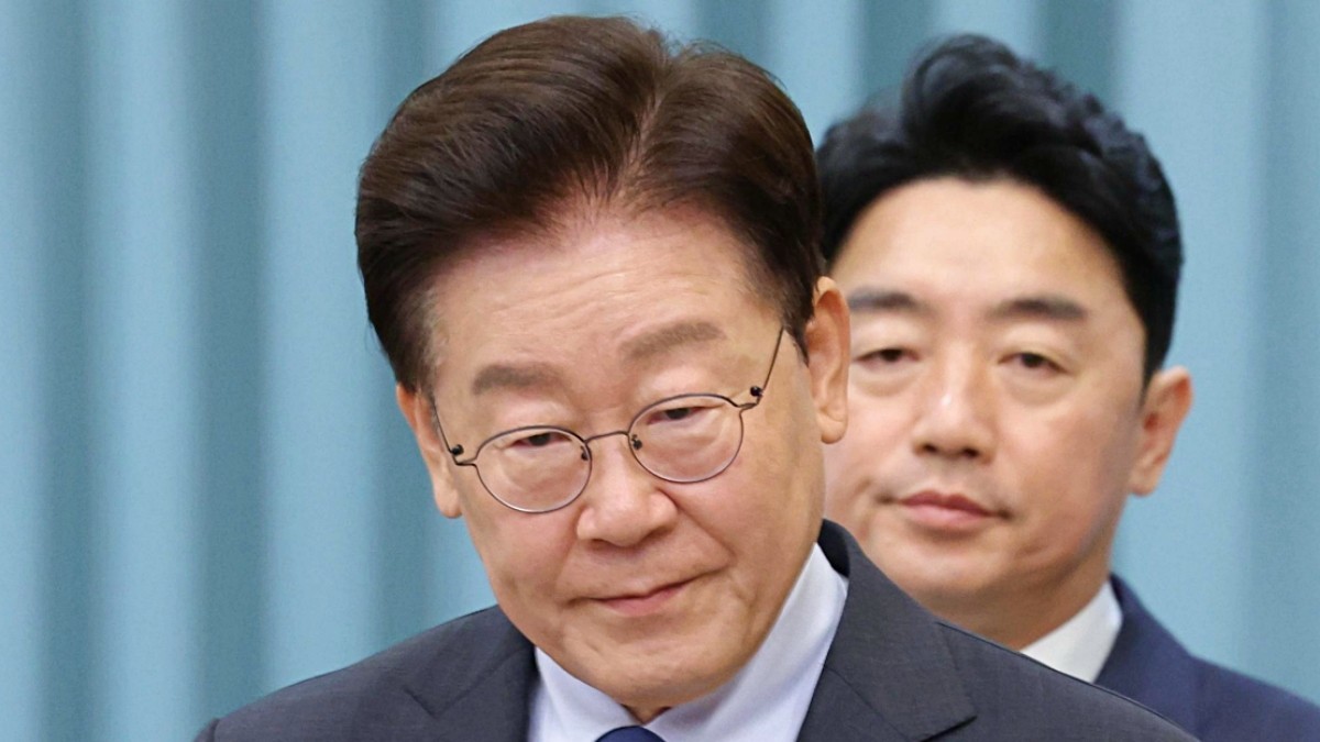 이재명 대통령이 지난 11일 청와대에서 열린 수석보좌관회의에 입장하고 있다. / 뉴스1