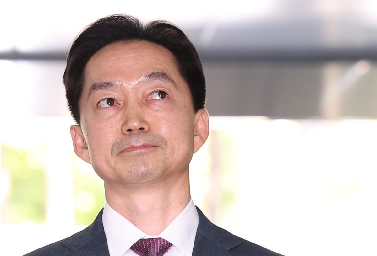 김지용 중대범죄수사청장 후보자가 지난 8일 오후 서울 종로구 정부서울청사 창성동 별관에 마련된 인사청문회 준비단 사무실로 첫 출근하며 취재진의 질문에 답하고 있다. / 뉴스1