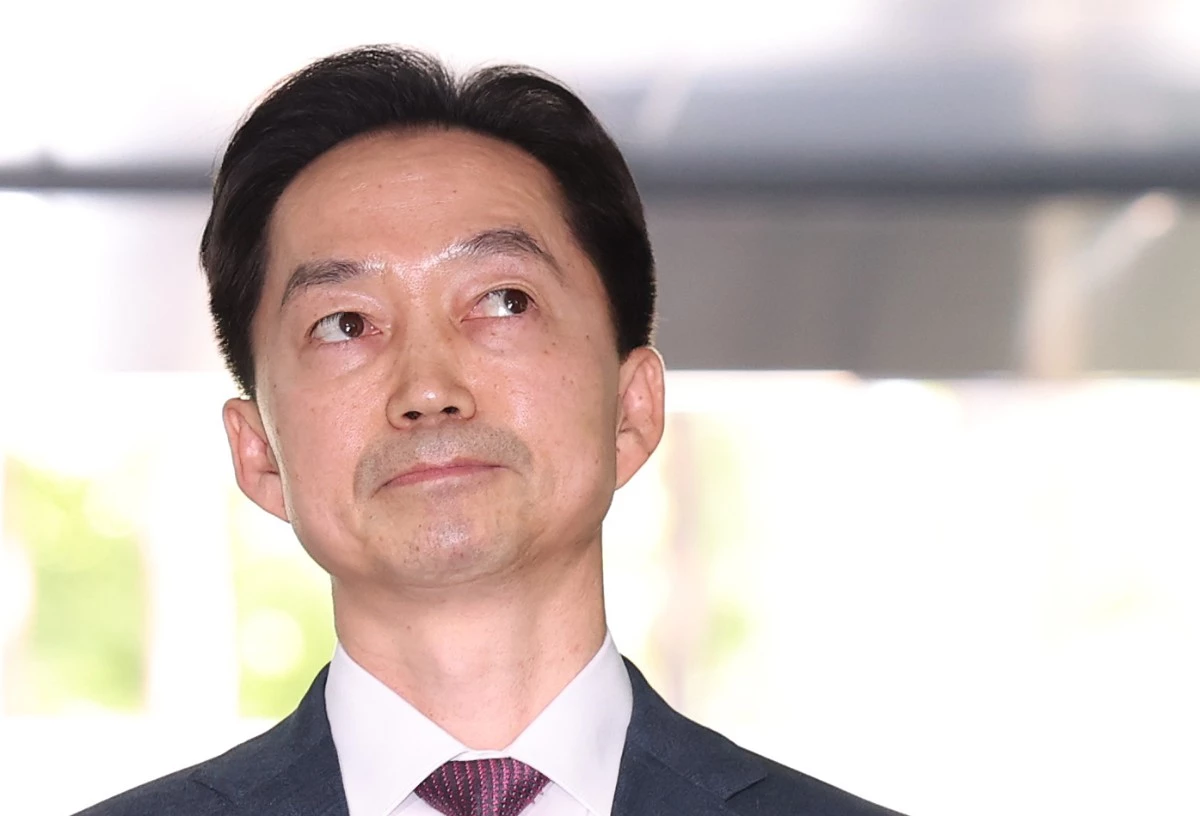김지용 중대범죄수사청장 후보자가 지난 8일 오후 서울 종로구 정부서울청사 창성동 별관에 마련된 인사청문회 준비단 사무실로 첫 출근하며 취재진의 질문에 답하고 있다. / 뉴스1