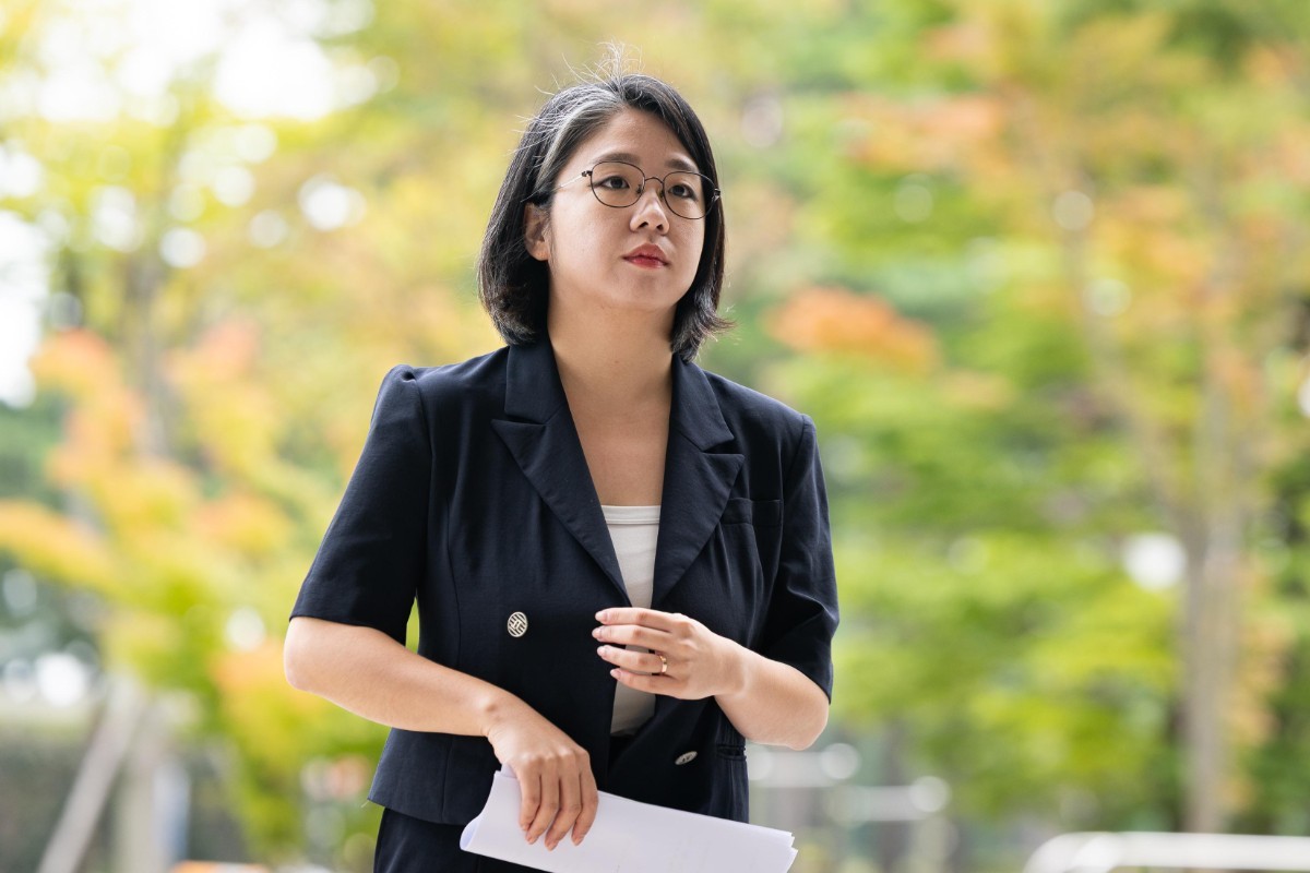용혜인 성평등가족부 장관 후보자가 13일 서울 여의도 국회 소통관에서 장관 후보직 사퇴 기자회견에 들어서고 있다. / 뉴스1