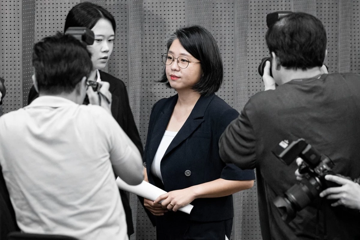 용혜인 성평등가족부 장관 후보자가 13일 서울 여의도 국회 소통관에서 장관 후보직 사퇴 기자회견을 마친 후 이동하고 있다. / 뉴스1