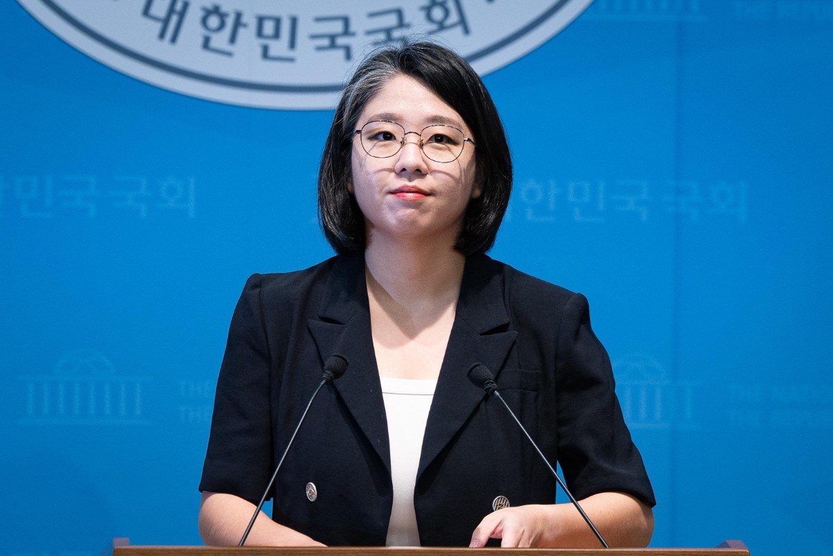 용혜인 성평등가족부 장관 후보자가 13일 서울 여의도 국회 소통관에서 장관 후보직 사퇴 기자회견을 하고 있다./ 뉴스1