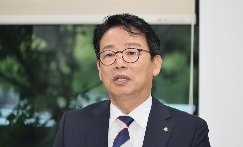 김찬술 대덕구청장이 14일 대전시의회에서 기자회견을 열고 두 달 넘게 원 구성을 마치지 못한 대덕구의회의 조속한 정상화를 촉구하고 있다./사진=김지연 기자