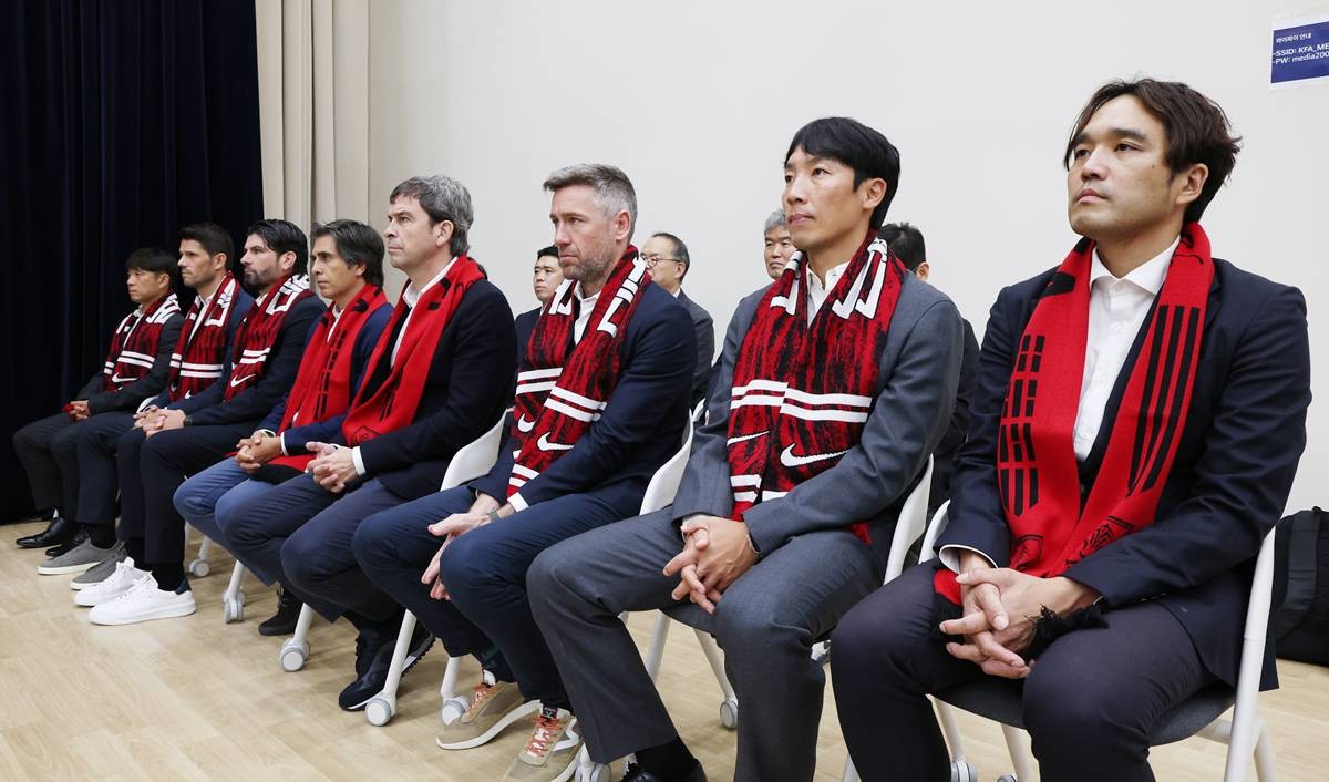 모레노 사단 코치진이 14일 충남 천안시 서북구 코리아풋볼파크에서 열린 감독 취임식 및 하나은행 초청 축구국가대표팀 친선경기 명단발표 기자회견에 참석해 로베르트 모레노 대한민국 남자 축구 대표팀 임시 감독의 모두발언을 듣고 있다 / 뉴스1