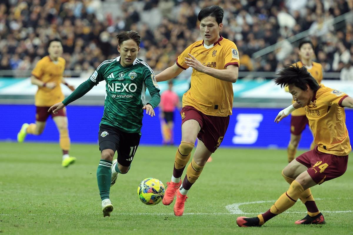 지난해 12월 6일 오후 서울 마포구 월드컵로 서울월드컵경기장에서 열린 광주FC와 전북현대의 2025 하나은행 코리아컵 결승전에서 전북 이승우가 광주 수비를 흔들고 있다 / 뉴스1