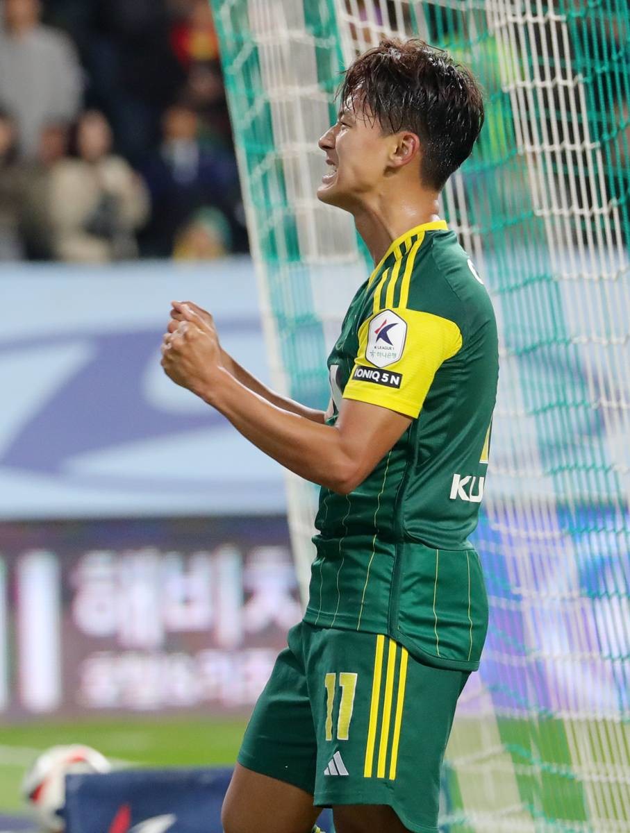 2024년 11월 10일 전북자치도 전주시 전주월드컵경기장에서 열린 하나은행 K리그1 2024 전북현대와 대구FC의 경기에서 전북현대 이승우가 골을 넣고 팬들을 향해 포효하고 있다 / 뉴스1