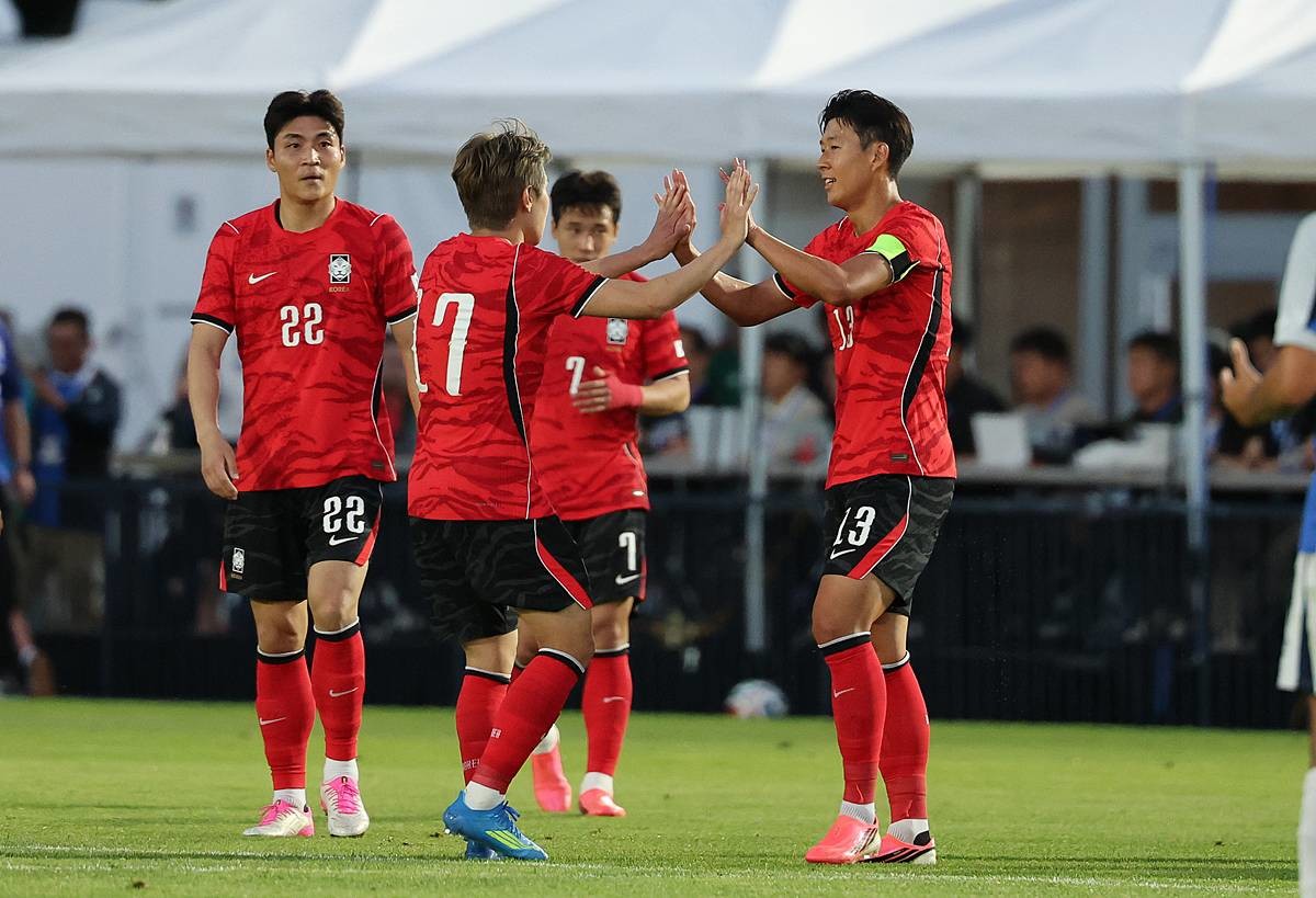 대한민국 축구대표팀 손흥민(오른쪽)과 이강인 / 뉴스1