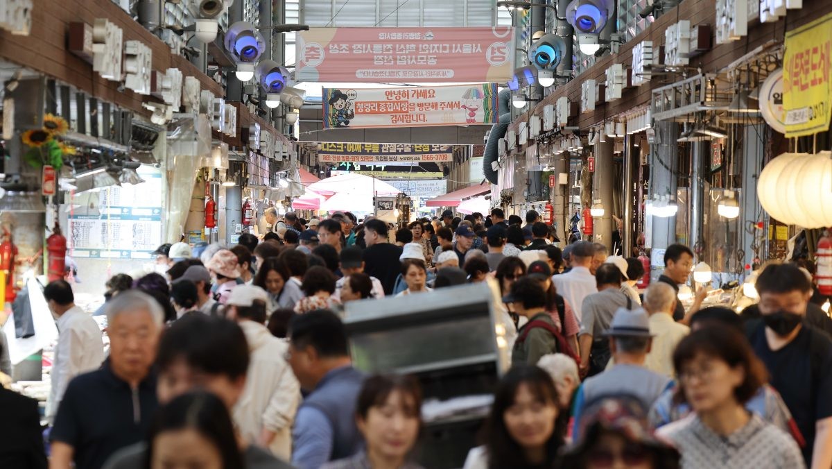 서울의 한 전통시장에서 시민들이 장을 보고 있다. / 연합뉴스