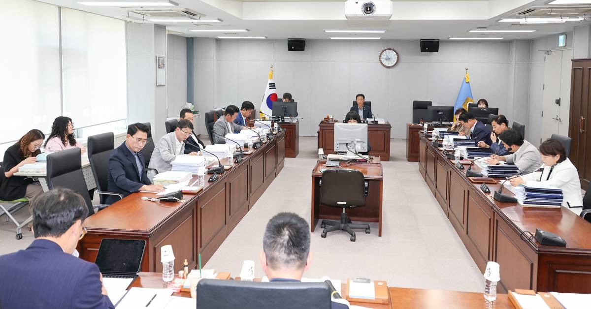 포항시의회 예산결산특별위원회의 추경예산안 심사 모습/포항시의회