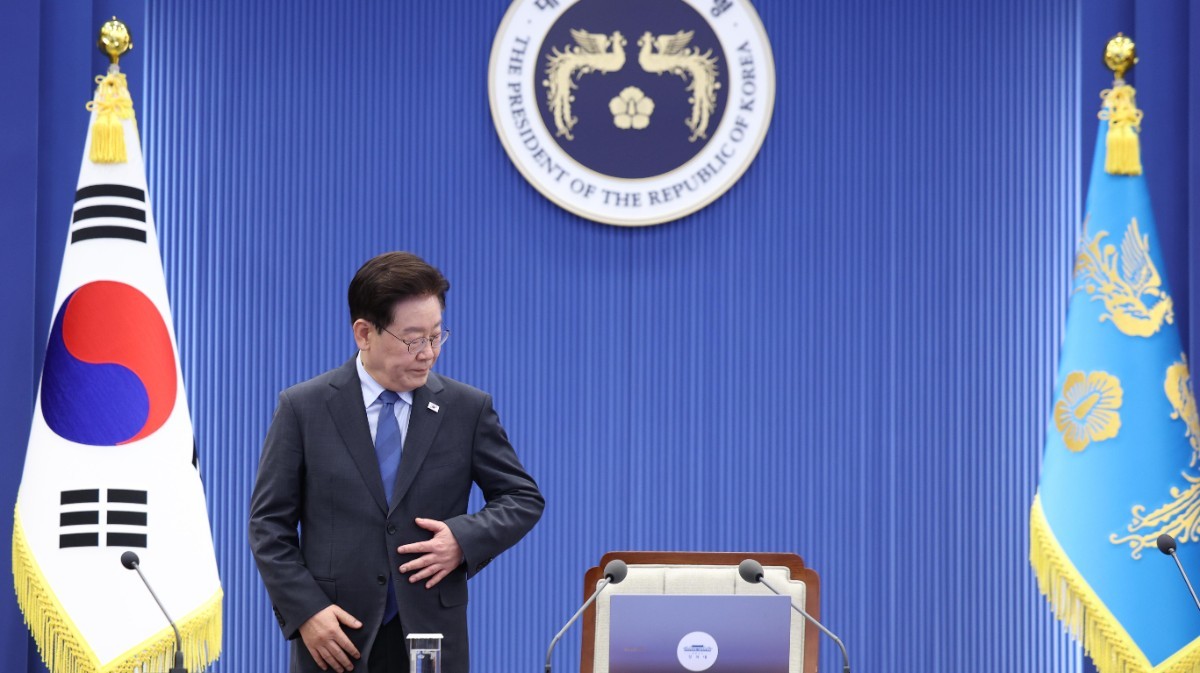 이재명 대통령이 11일 청와대에서 열린 수석보좌관회의에 참석하고 있다. / 뉴스1