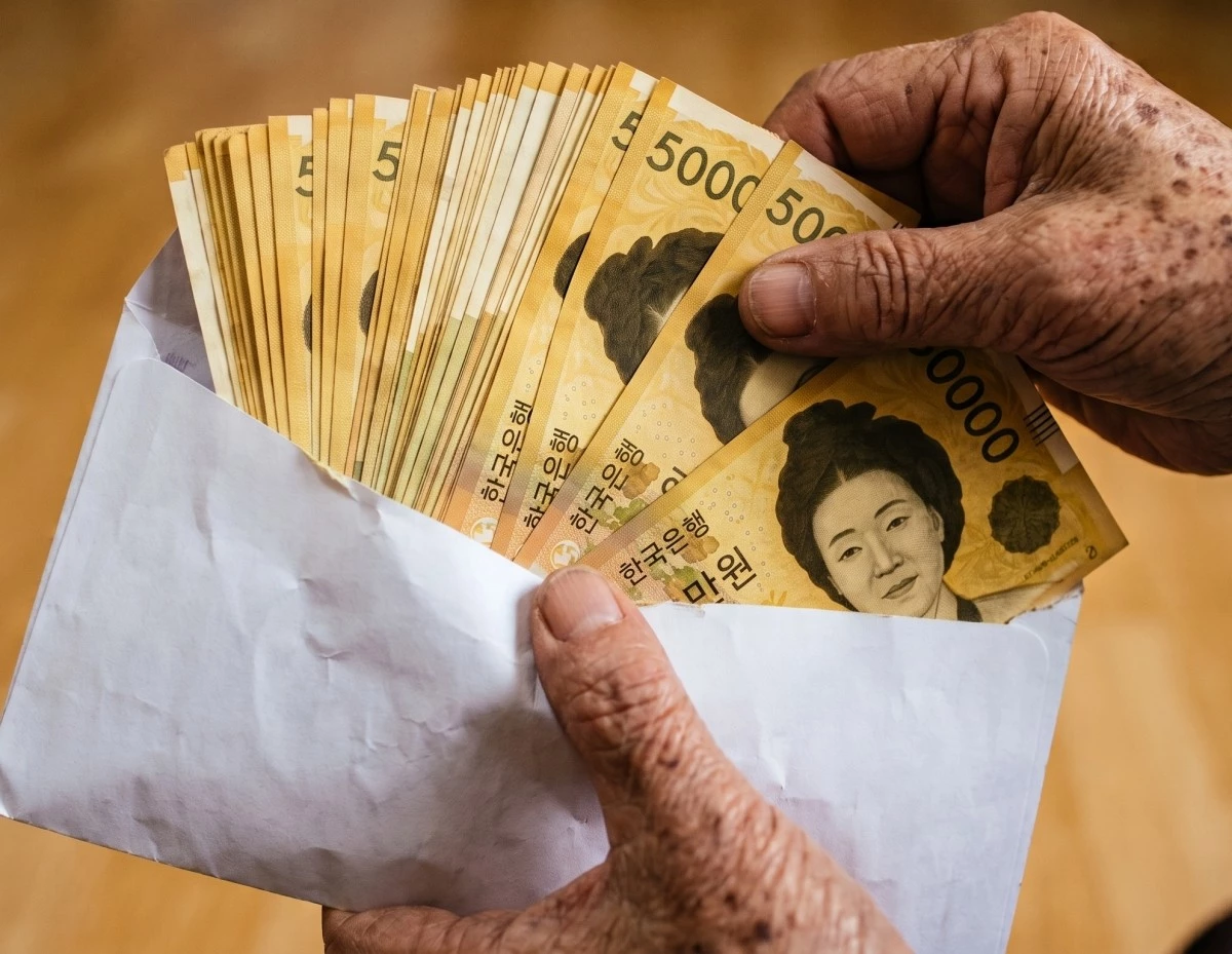 영등포역에 현금 500만원 전달한 '난곡동 할매'. 기사 내용 토대로 AI툴 활용해 제작한 자료사진.