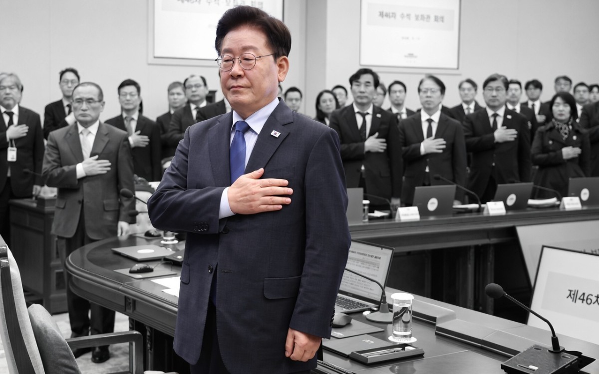 이재명 대통령이 11일 청와대에서 열린 수석보좌관회의에서 국민의례를 하고 있다. / 뉴스1