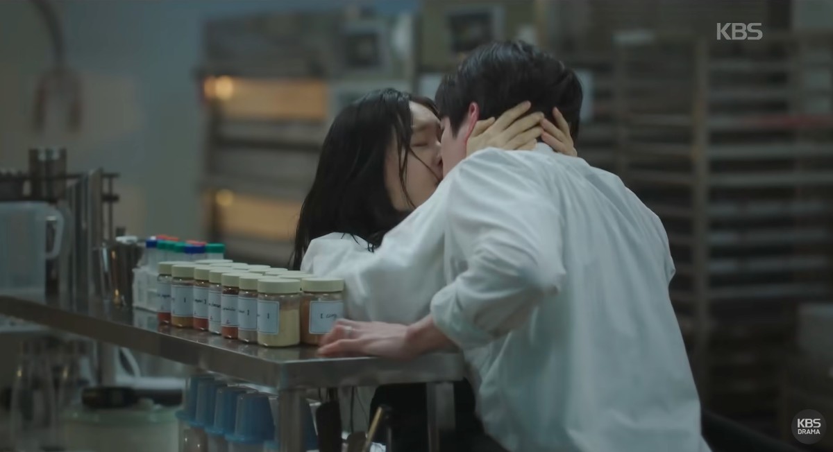 격정 키스신을 선보인 안은진과 서강준 / KBS