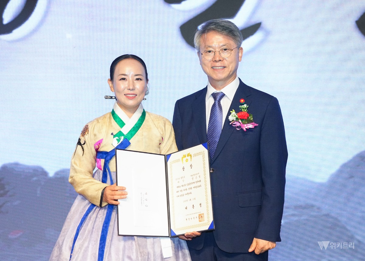 민형배 시장이 제34회 임방울국악제에서 판소리 명창부에서 대통령상을 수상한 민은경 씨와 기념촬영을 하고 있다. / 전남광주통합특별시