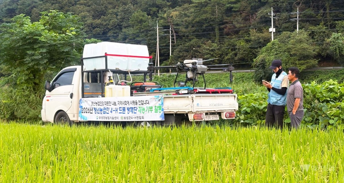 보성군은 지난 11일 청년 드론 방제단이 지역 내 방제 작업이 어려운 고령농가 47곳을 대상으로 총 32ha 규모의 벼 병해충 방제 재능기부 활동을 펼쳤다. / 보성군