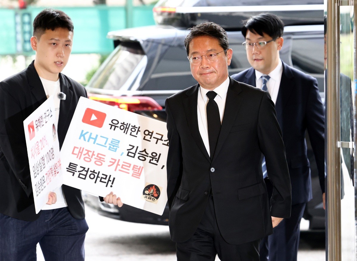 유튜버 항의 받으며 출근하는 김승원 법무부 장관 후보. 김승원 법무부 장관 후보가 14일 오전 서울 종로구 적선현대빌딩에 마련된 인사청문회 준비 사무실로 출근하고 있다. / 뉴스1