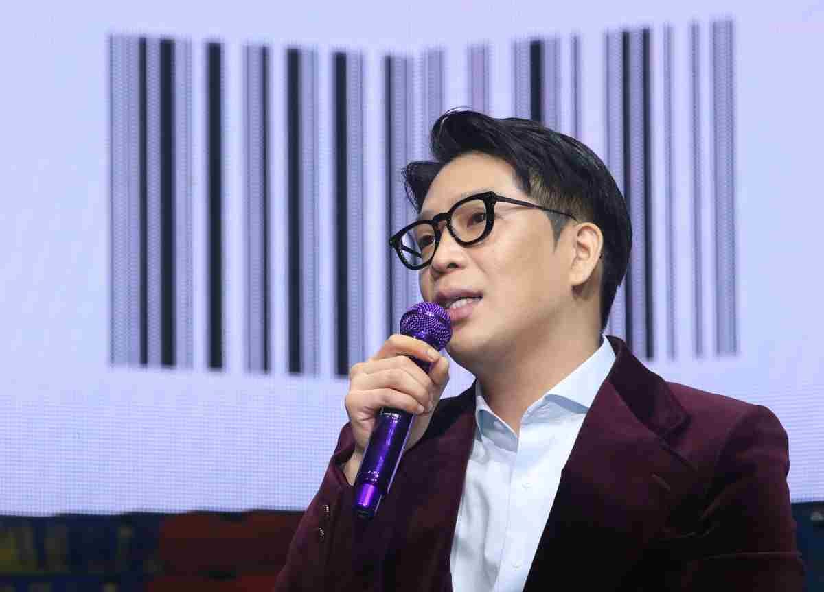 래퍼 MC몽이 2019년 서울 광진구 YES24 라이브홀에서 열린 음감회에 참석해 취재진 질문에 답고 있다. / 뉴스1
