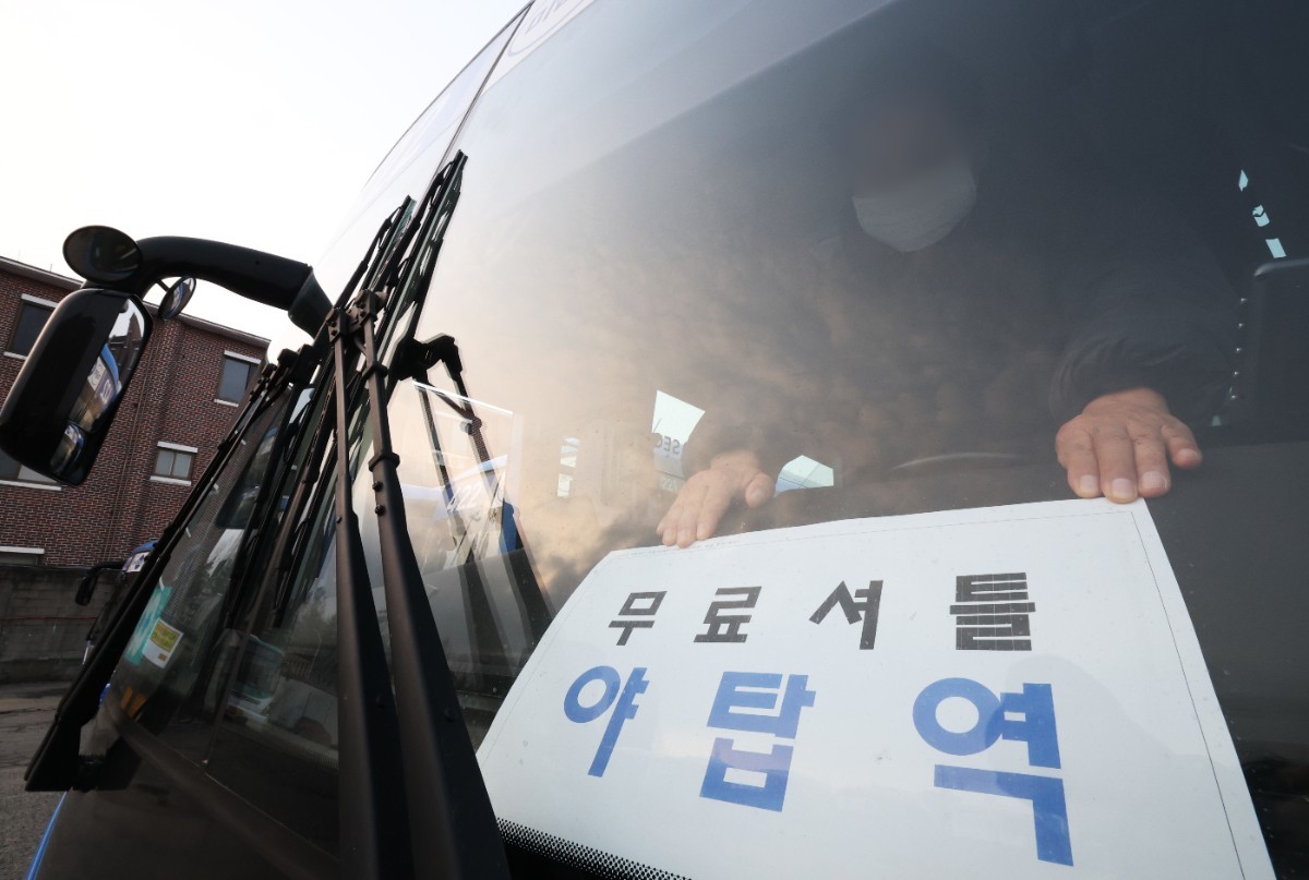 지난 1월 서울 시내버스 파업 당시 경기 성남시의 한 버스 차고지에서 버스기사가 야탑역까지 운행하는 무료 셔틀버스 운행을 준비하고 있다. / 뉴스1