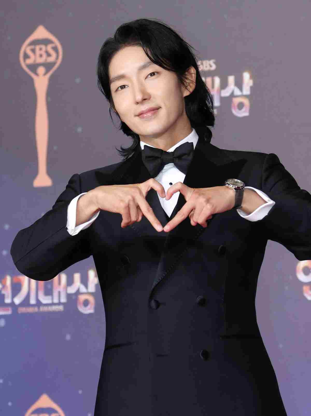 배우 이준기가 2022년 서울 상암동 SBS 프리즘타워에서 진행된 '2022 SBS 연기대상'에서 포즈를 취하고 있다. / 뉴스1
