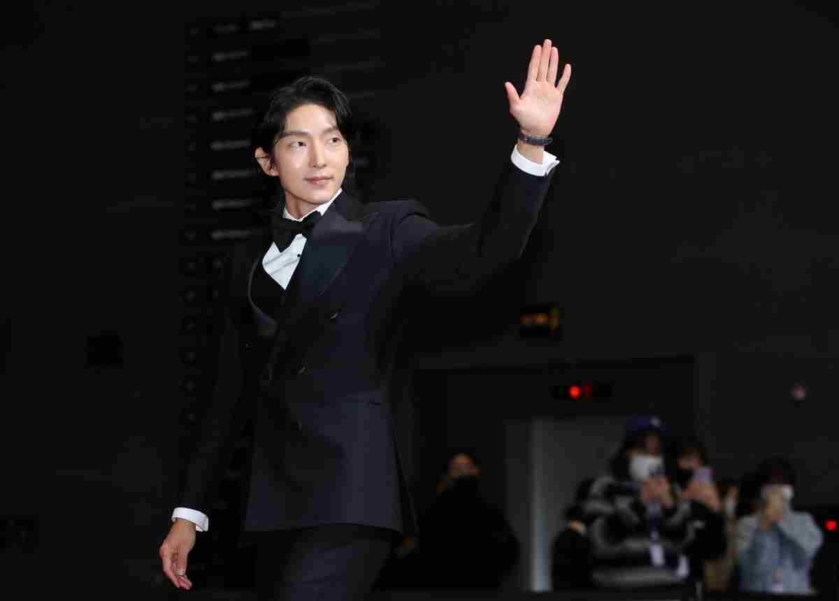 배우 이준기가 2022년 서울 상암동 SBS 프리즘타워에서 진행된 '2022 SBS 연기대상' 레드카펫 행사에 참석하고 있다. / 뉴스1