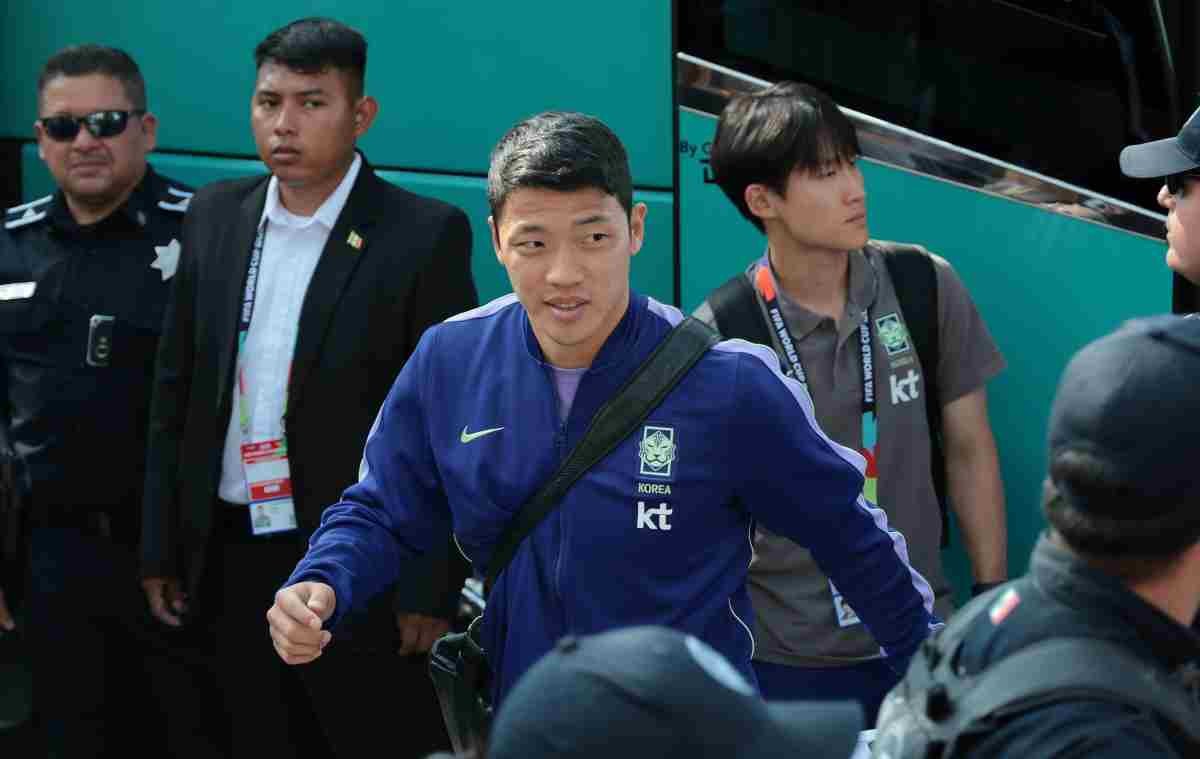 대한민국 축구국가대표팀 황희찬이 지난 6월 멕시코 몬테레이의 대표팀 숙소에 도착하고 있다. 한국 축구대표팀은 2026 북중미 월드컵 A조 조별리그 3차전 남아프리카공화국과의 경기를 앞두고 몬테레이에 입성했다. / 뉴스1