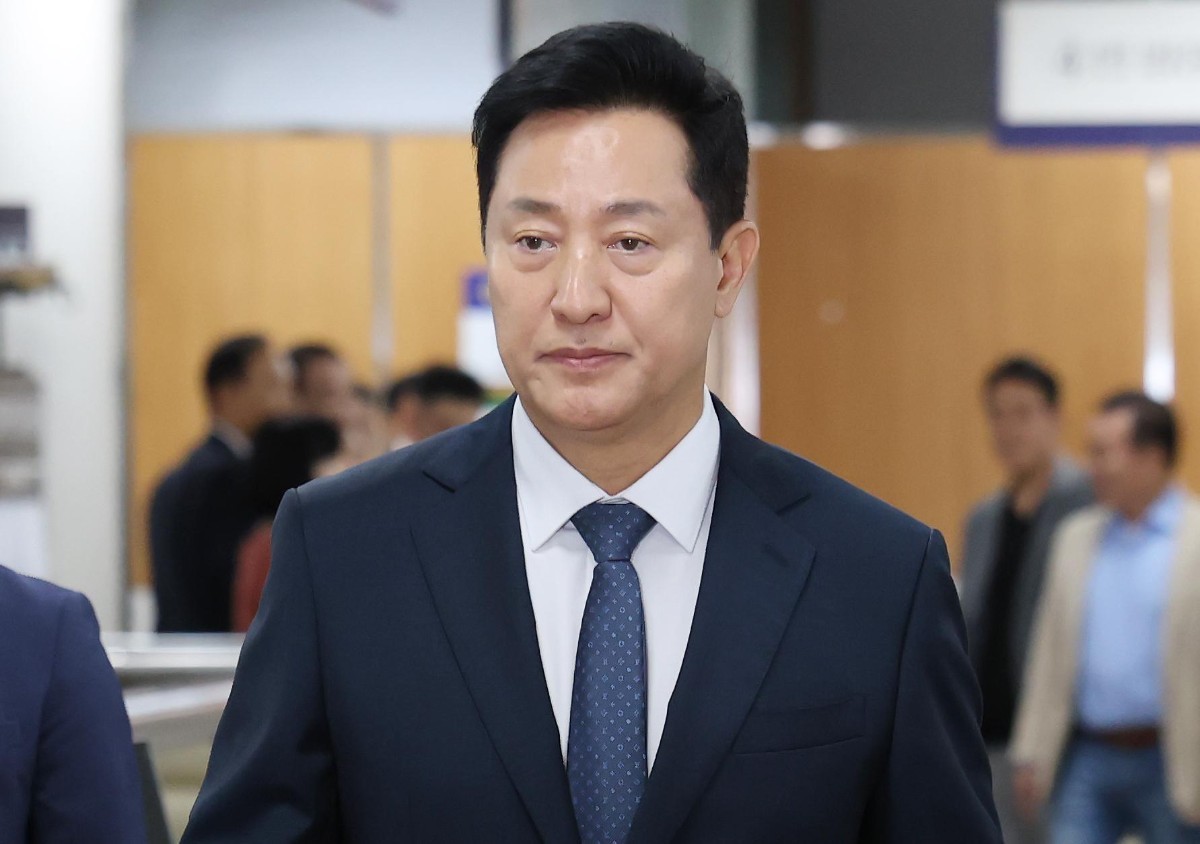 명태균 여론조사비 대납 의혹을 받는 오세훈 서울시장이 11일 오후 서울 서초구 고등법원에서 열린 정치자금법 위반 혐의 항소심 속행공판에 출석하고 있다. / 뉴스1
