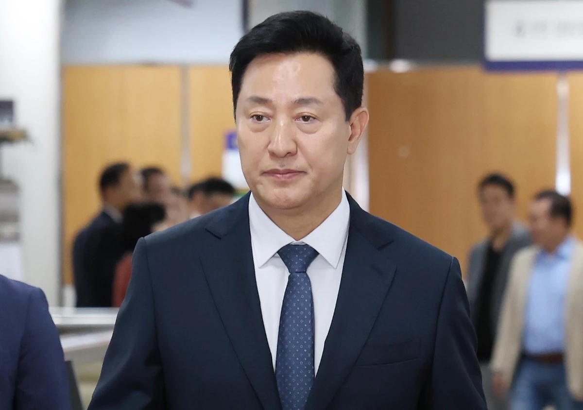 명태균 여론조사비 대납 의혹을 받는 오세훈 서울시장이 11일 오후 서울 서초구 고등법원에서 열린 정치자금법 위반 혐의 항소심 속행공판에 출석하고 있다. / 뉴스1