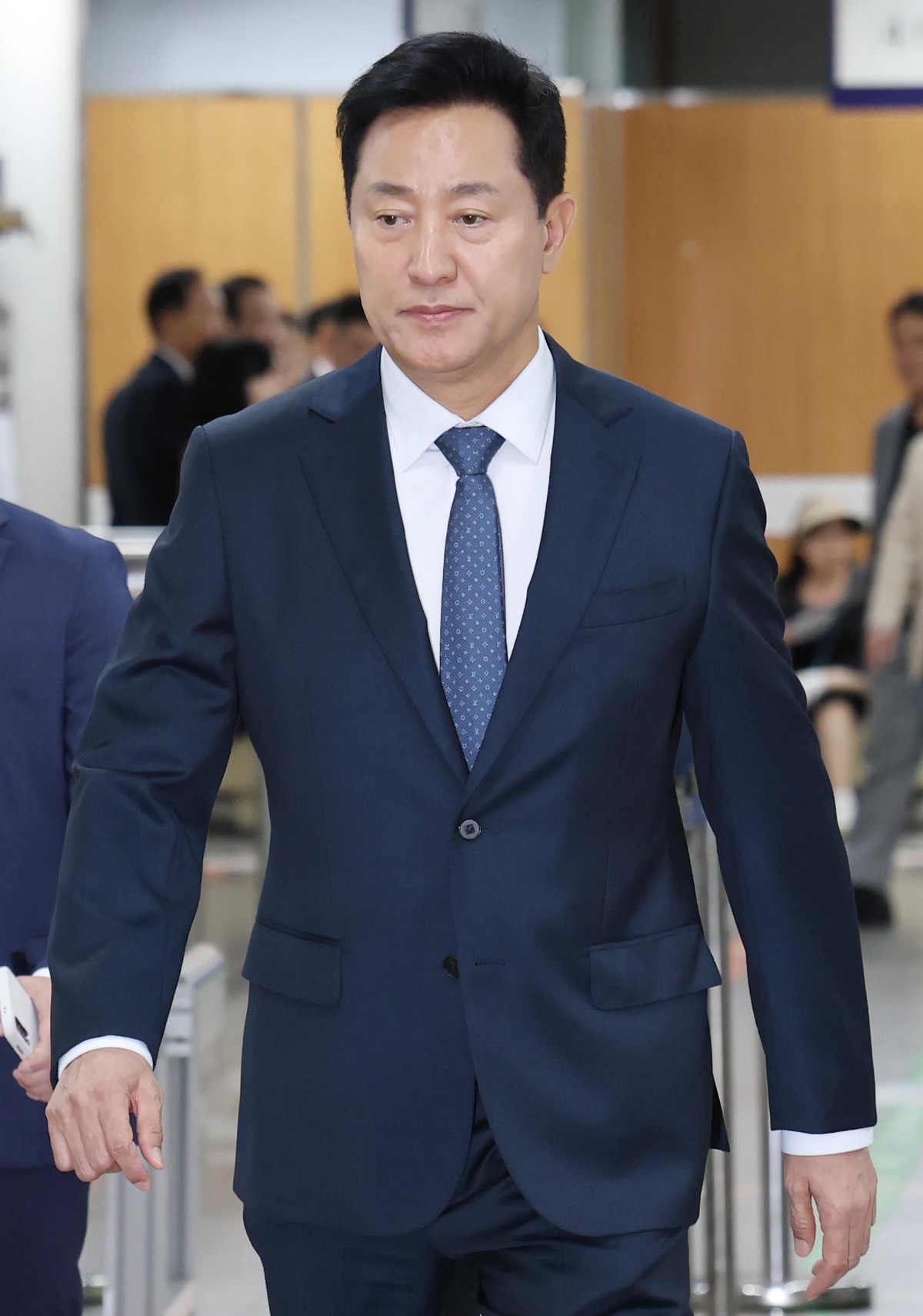 명태균 여론조사비 대납 의혹을 받는 오세훈 서울시장이 11일 오후 서울 서초구 고등법원에서 열린 정치자금법 위반 혐의 항소심 속행공판에 출석하고 있다. / 뉴스1