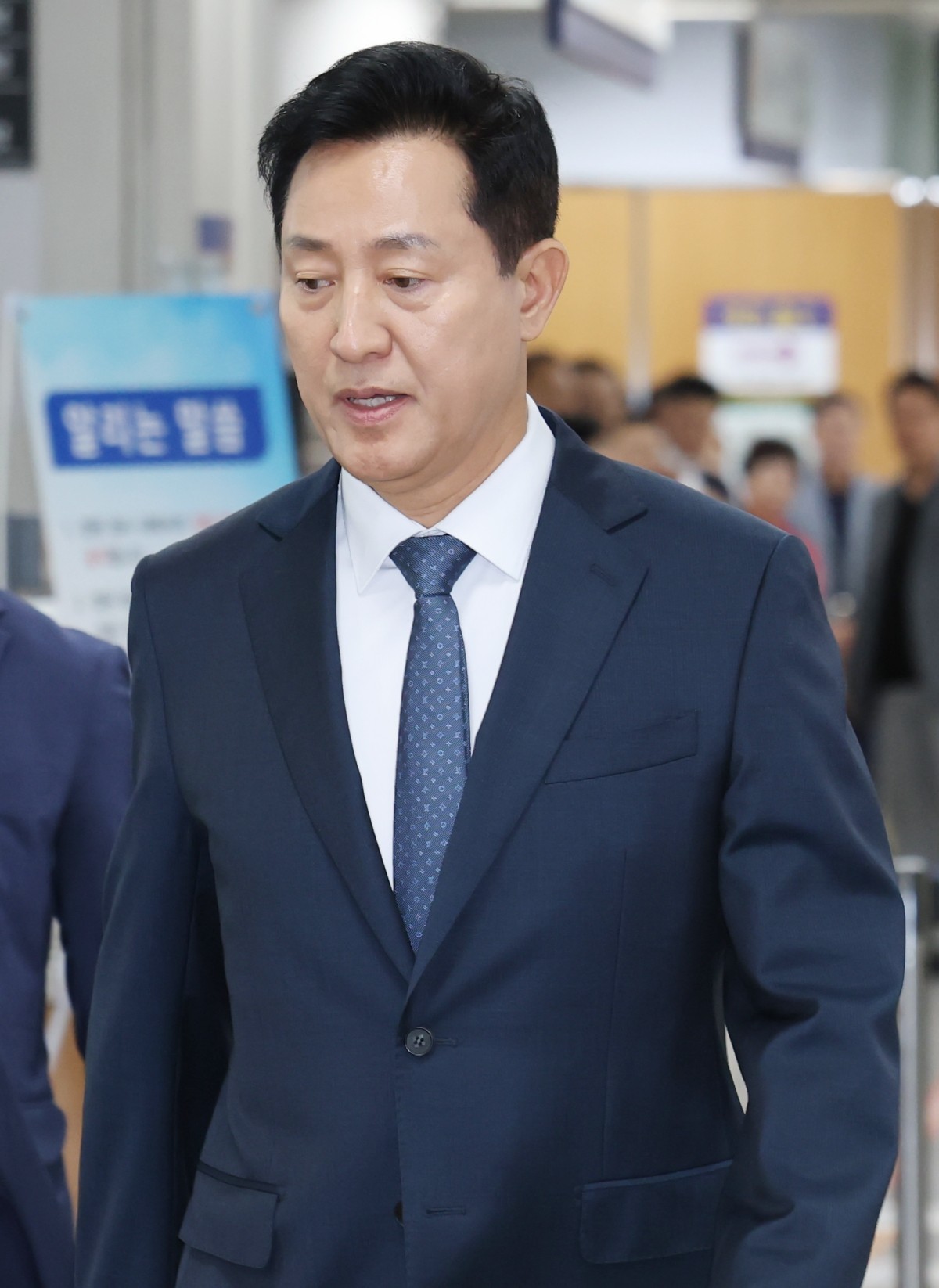 명태균 여론조사비 대납 의혹을 받는 오세훈 서울시장이 지난 11일 오후 서울 서초구 고등법원에서 열린 정치자금법 위반 혐의 항소심 속행공판에 출석하고 있다. / 뉴스1