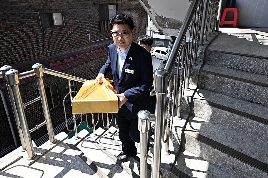 김원기 의정부시장이 9월 14일 ‘시민 곁으로, 따뜻한 돌봄’ 사업의 일환으로 통합돌봄 서비스를 이용 중인 어르신 1인 가구를 방문하고 있다