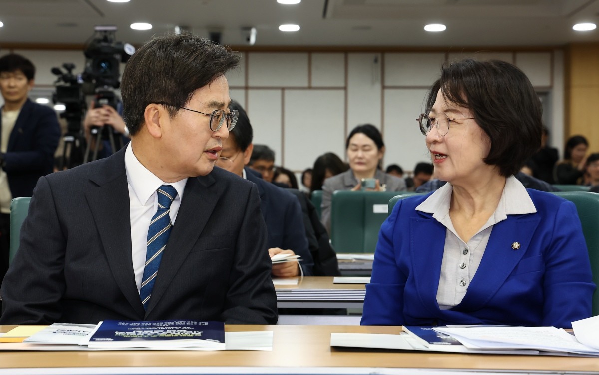 김동연 전 경기도지사(왼쪽)와 추미애 경기도지사. / 뉴스1