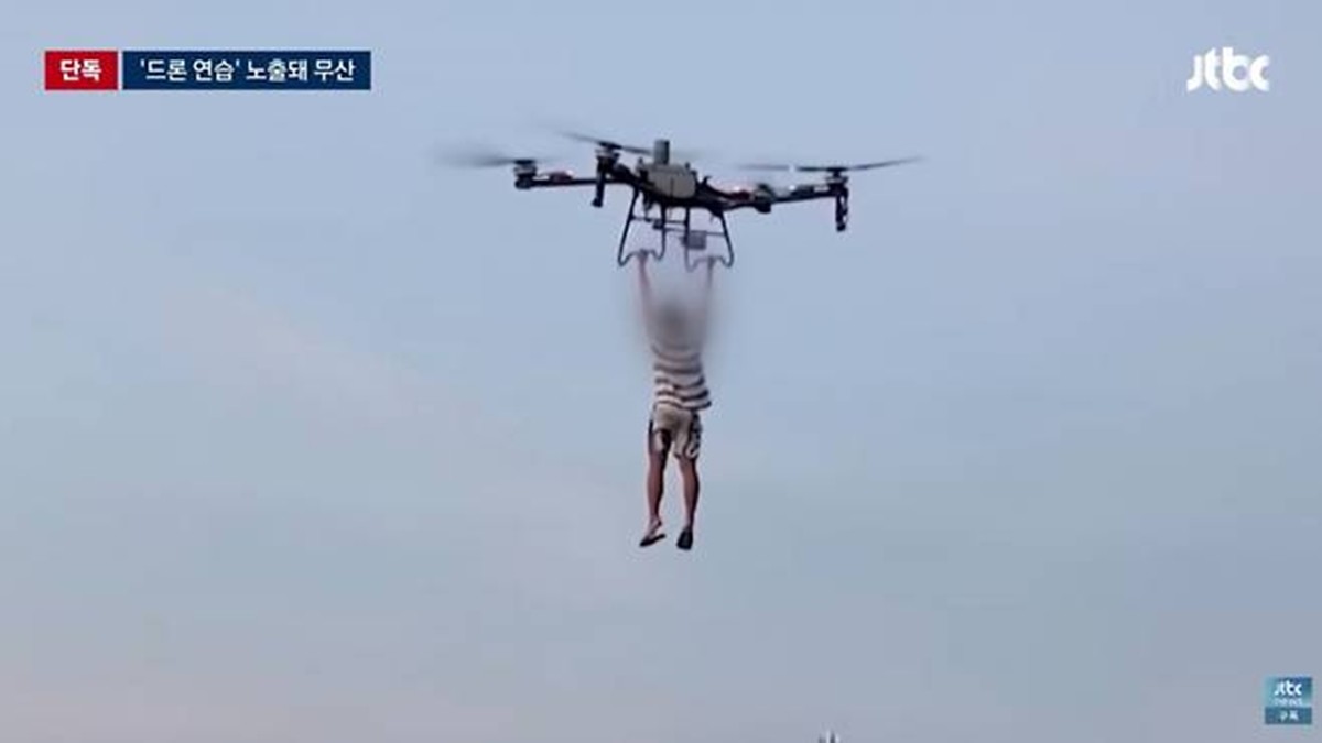 '마약왕' 박왕열의 조력자가 박씨의 필리핀 수용소 탈옥을 돕기 위해 드론에 매달려 이착륙을 연습하는 모습. / JTBC 방송화면 캡처