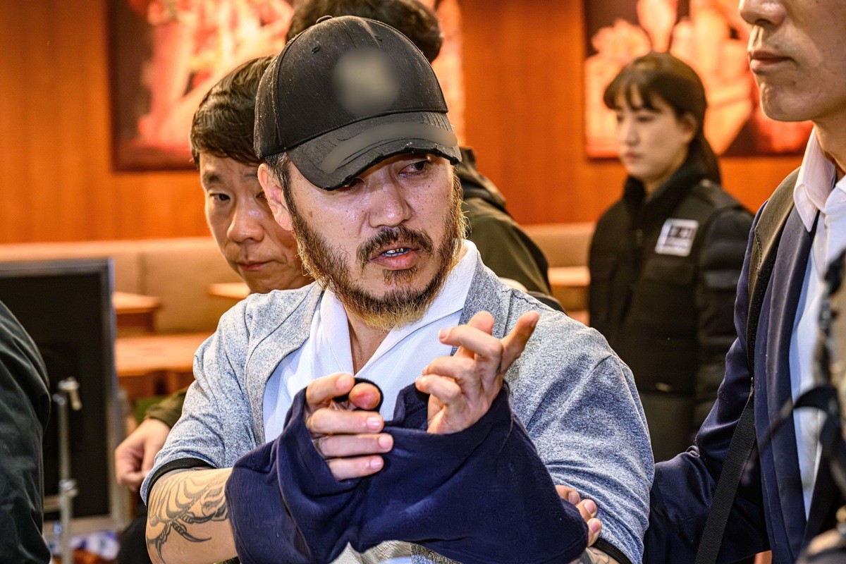 필리핀에서 복역 중이던 박왕열이 지난 3월 25일 인천국제공항 제2터미널을 통해 국내로 송환되고 있다. / 뉴스1