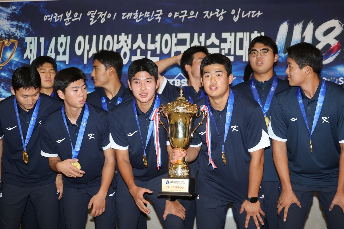 아시아청소년선수권대회에서 8년 만에 정상을 탈환한 우리나라 18세 이하(U-18) 야구대표팀의 하현승 등 선수들이 14일 인천국제공항 제2여객터미널을 통해 귀국해 포즈를 취하고 있다. / 연합뉴스