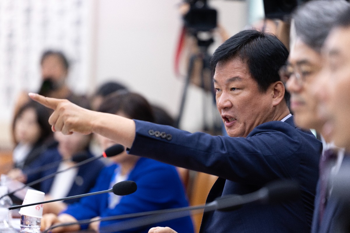 박균택 더불어민주당 원내부대표는 15일 당 원내대책회의에서 '한동훈은 관종병 환자'라며 '그 관종병 때문에 검찰 내부 수사 자료를 불법으로 취득해 김승원 후보자 등을 상대로 연일 공세를 펴고 있다'라고 강력 비판했다. 그러면서 '수사의 진행부터 자료의 보관 취득, 그리고 정치적 악용에 이르기까지 하나의 선으로 연결돼 있다고 한다면 이것이 바로 한동훈 게이트'라며 '경찰은 신속하게 철저하게 수사하기를 촉구한다'라고 덧붙였다. / 뉴스1