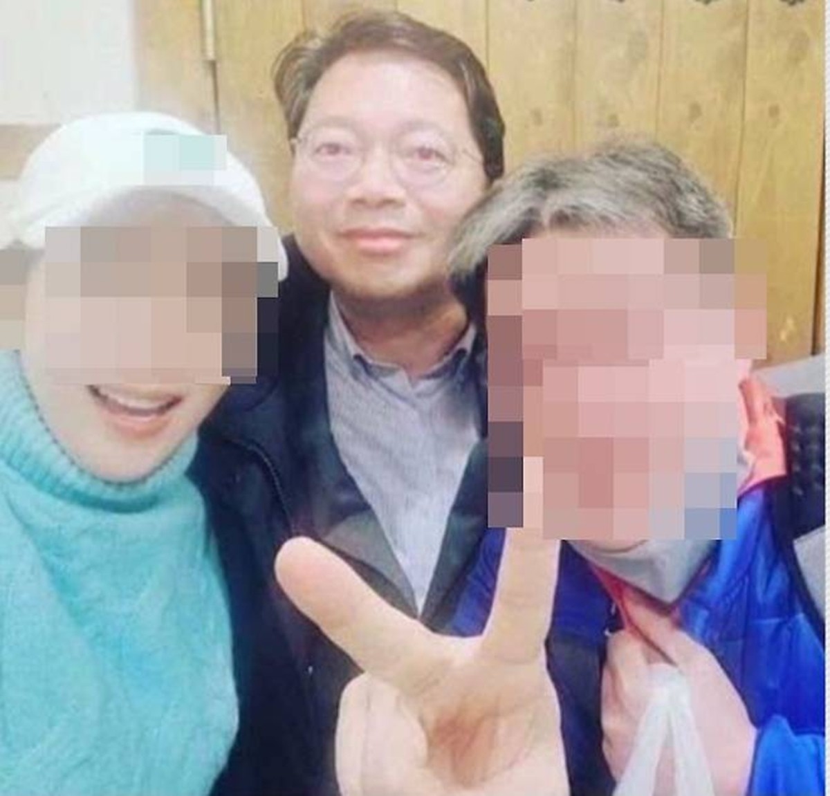 김승원 법무부 장관 후보자(가운데)가 2022년 2월 브로커로 알려진 양 모(왼쪽) 씨, A 판사와 함께 서울 여의도 식당에서 찍은 사진. / SNS 갈무리·