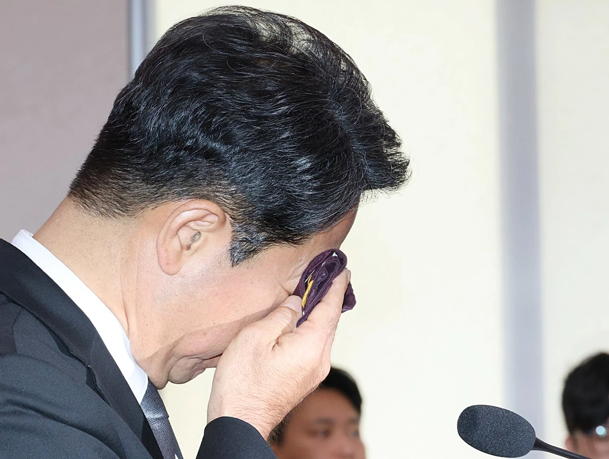 김승원 법무부 장관 후보자가 15일 국제 법제사법위원회에서 열린 인사청문회에서 울먹이며 눈물을 훔치고 있다. / 연합뉴스