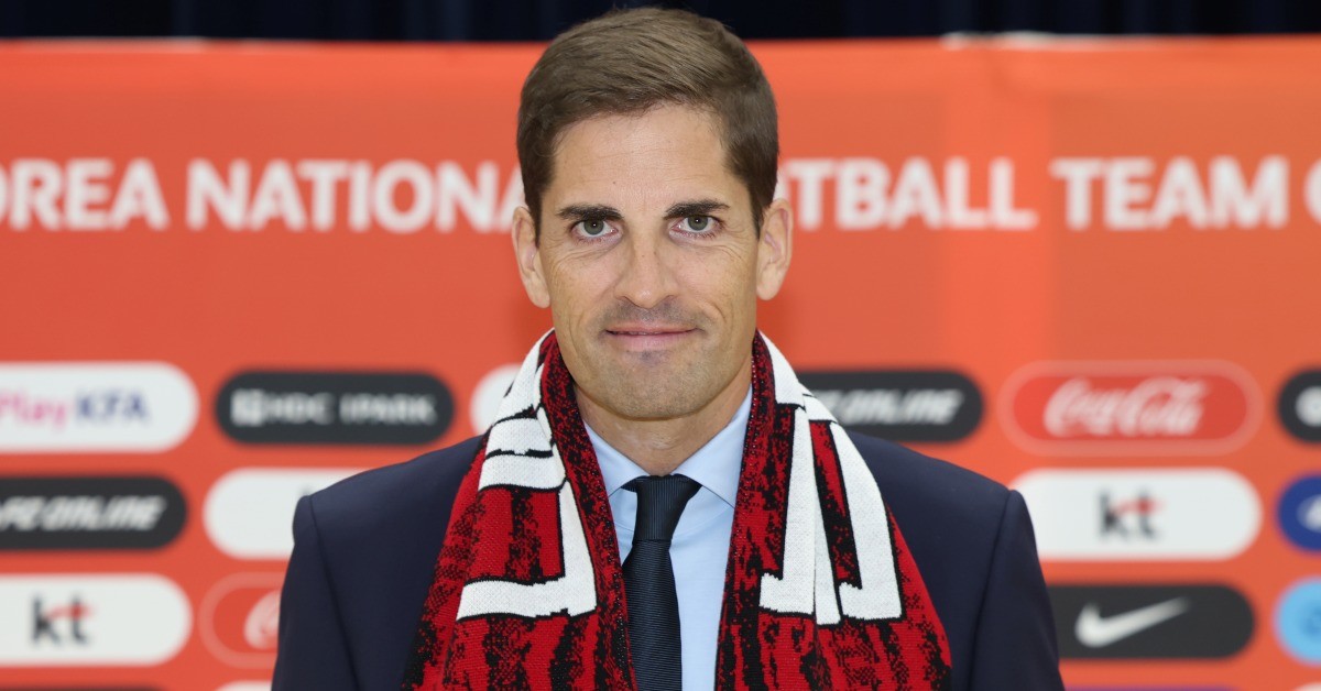로베르트 모레노 대한민국 남자 축구 대표팀 임시 감독이 14일 충남 천안시 서북구 코리아풋볼파크에서 열린 감독 취임식 및 하나은행 초청 축구국가대표팀 친선경기 명단발표 기자회견에 입장하고 있다 / 뉴스1