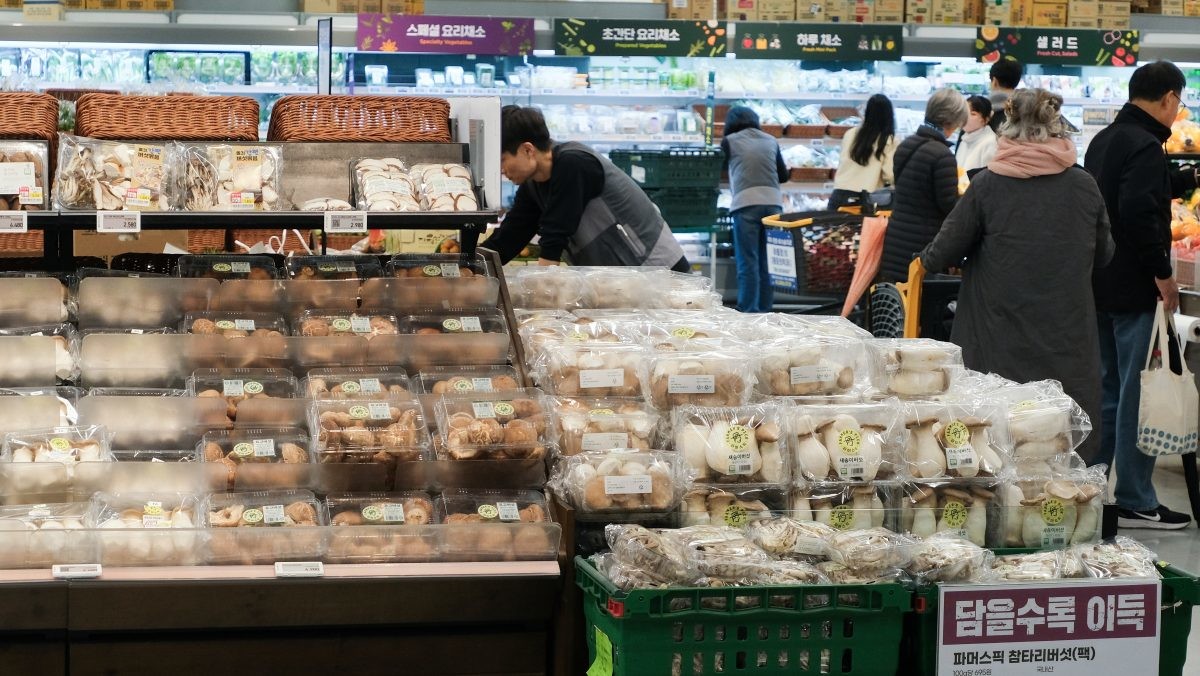서울 시내 대형마트 채소판매대에서 시민들이 버섯류를 살펴보고 있다. / 연합뉴스