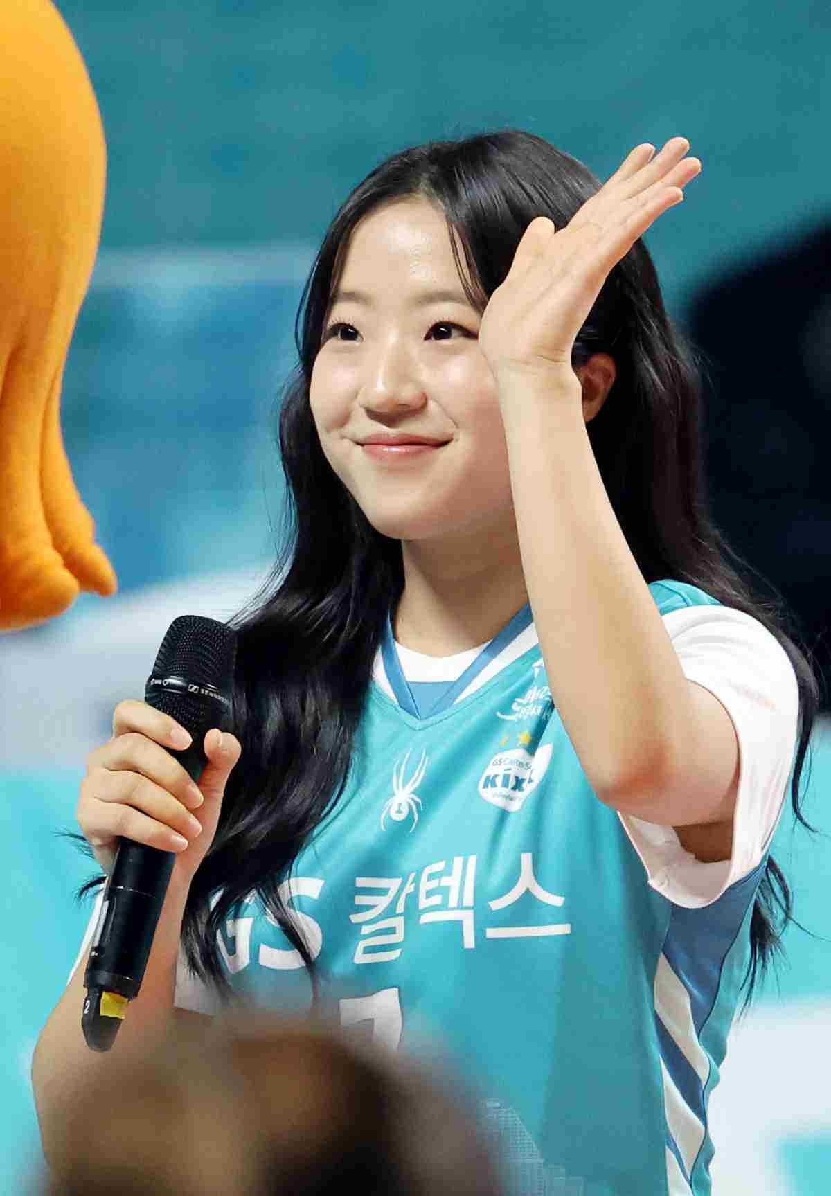 탁구 국가대표 신유빈이 24일 지난 3월 중구 장충체육관에서 열리는 2025-26 V리그 여자부 준플레이오프 GS칼텍스와 흥국생명의 경기 시구에 앞서 팬들에게 인사하고 있다. / 뉴스1