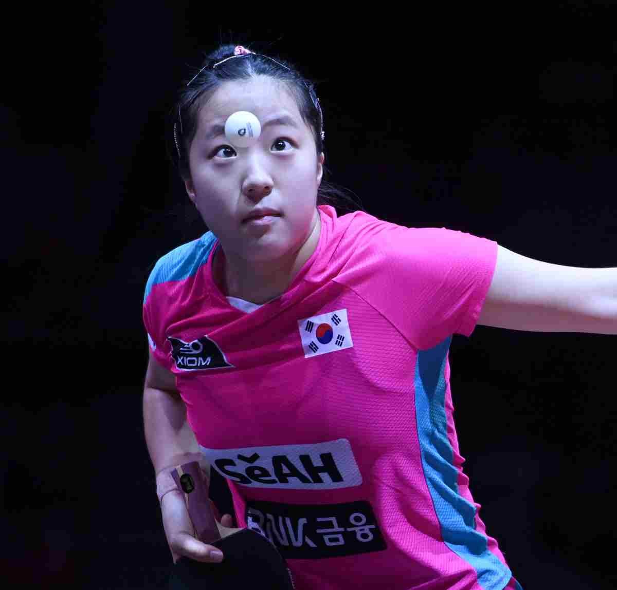 신유빈이 지난해 카타르 도하 루사일 아레나에서 열린 2025 국제탁구연맹(ITTF) 세계선수권대회 여자단식 32강 이탈리아 가이아 몬파르디니와 경기를 펼치고 있다. / 뉴스1
