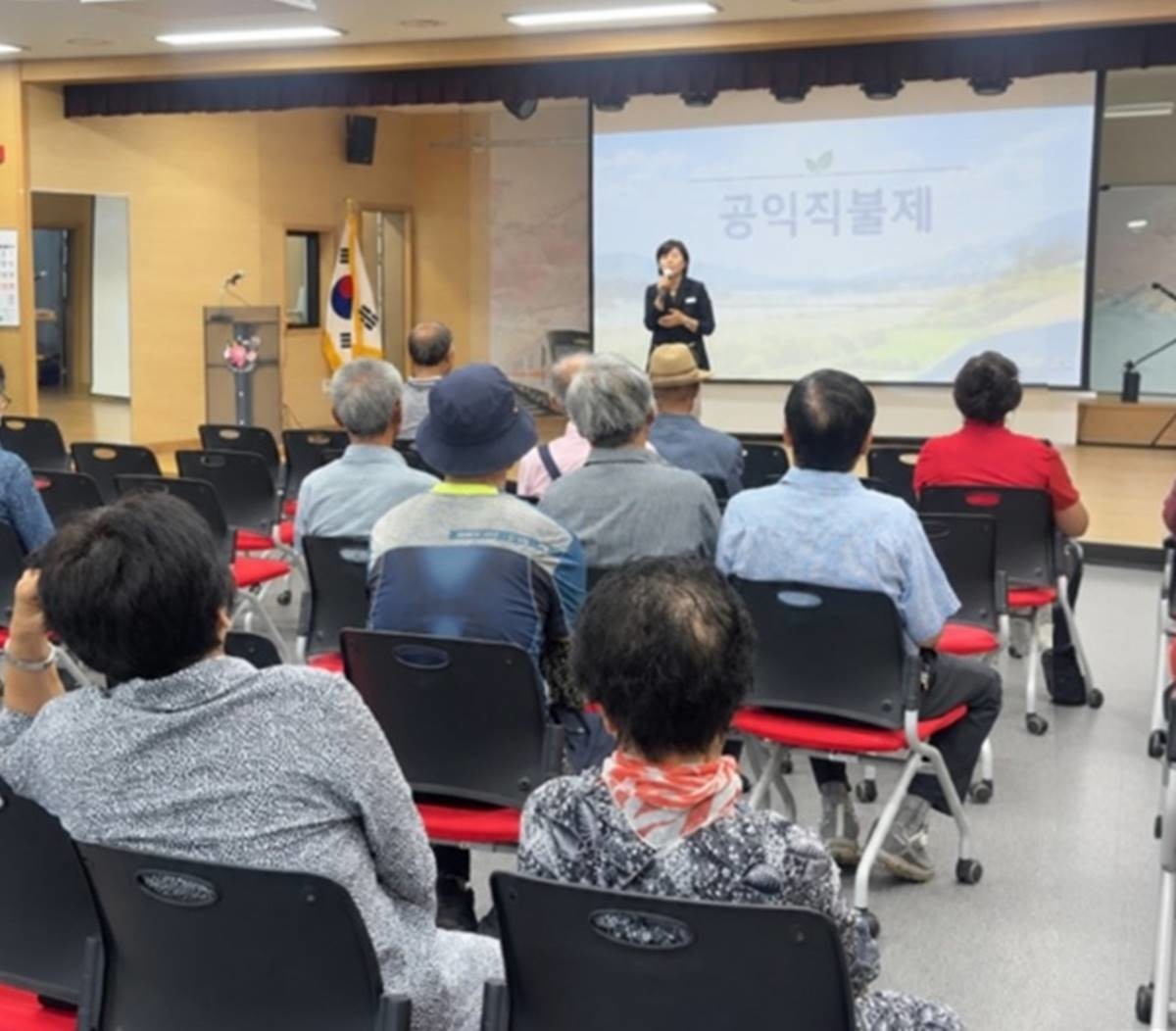 지난 14일 영천시 대창면 문화센터에서 의무교육 미이수 농업인 100여 명을 대상으로 교육을 진행하고 있다. / 영천시