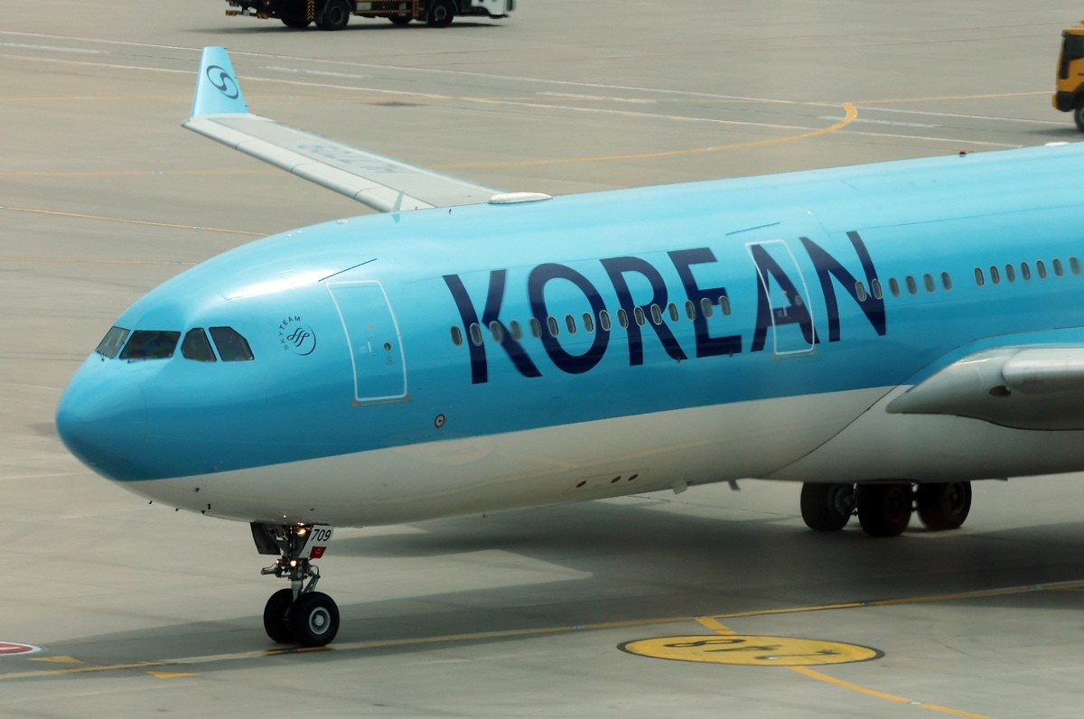 대한항공 여객기 모습. 아시아나항공에서 쌓은 마일리지를 앞으로 10년간 통합 대한항공에서 그대로 쓰는 방안이 최종 승인됐다. 전환을 원한다면 항공편 탑승 마일리지는 대한항공에서 1대 1로 쓸 수 있고 신용카드 등 제휴로 적립한 마일리지는 1대 0.82 비율을 적용한다. 이는 애초 제출안과 같다. 다만 보너스 항공권과 좌석 공급이 확대되는 등 마일리지 사용 기회가 더 넓어지도록 보완됐다. / 뉴스1