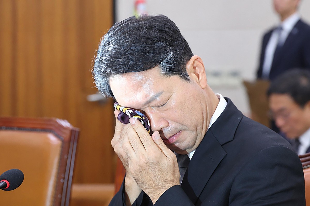 김승원 법무부 장관 후보자가 15일 서울 여의도 국회 법제사법위원회에서 열린 인사청문회에서 발언하며 손수건으로 눈가를 닦고 있다. / 뉴스1