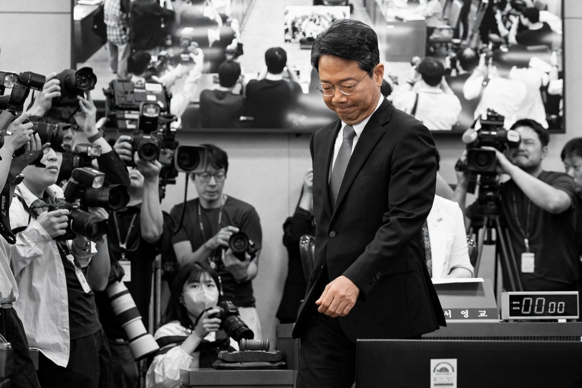 김승원 법무부 장관 후보자가 15일 서울 여의도 국회 법제사법위원회 인사청문회에 출석해 선서문을 서영교 위원장에게 전달한 후 자리로 이동하고 있다. / 뉴스1