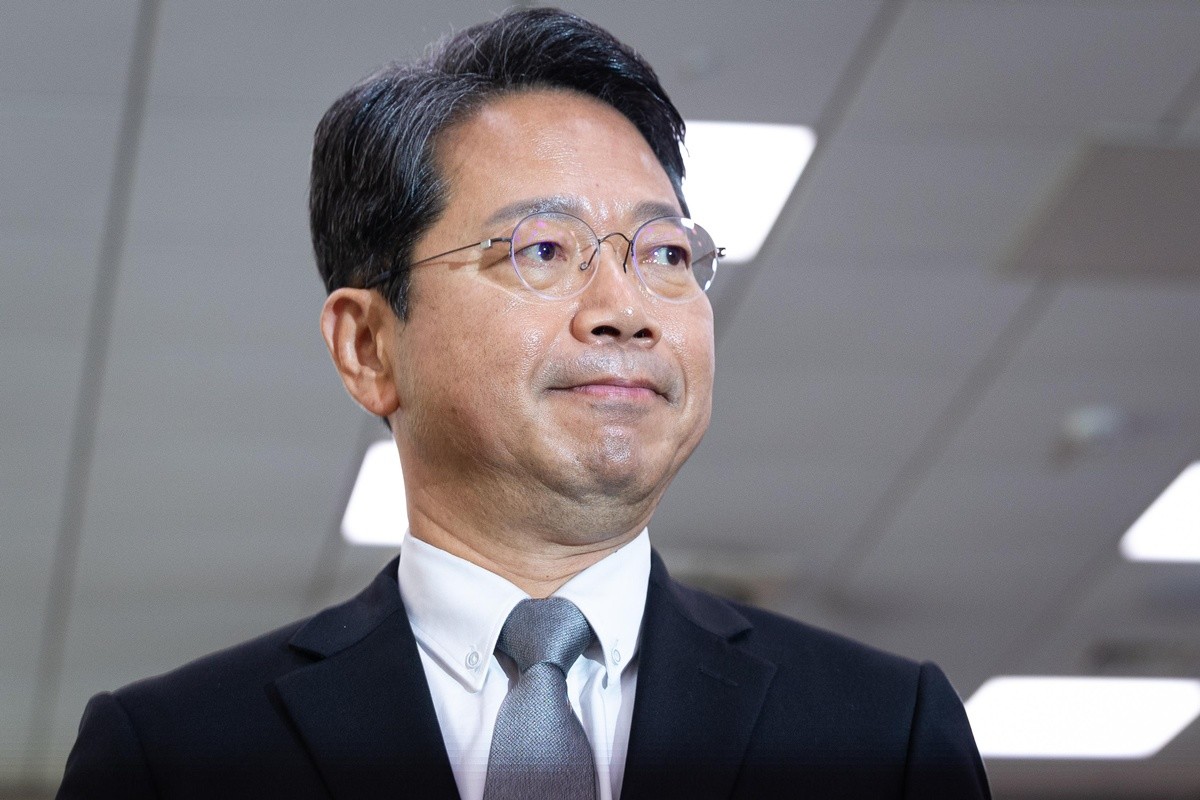 김승원 법무부 장관 후보자가 15일 서울 여의도 국회 법제사법위원회 인사청문회에 출석해 선서문을 서영교 위원장에게 전달한 후 자리로 이동하고 있다. / 뉴스1