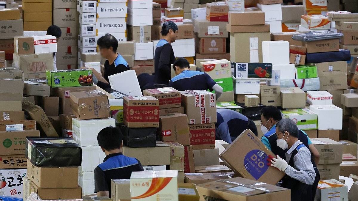 추석 명절 앞두고 분주한 택배 물류센터 / 연합뉴스
