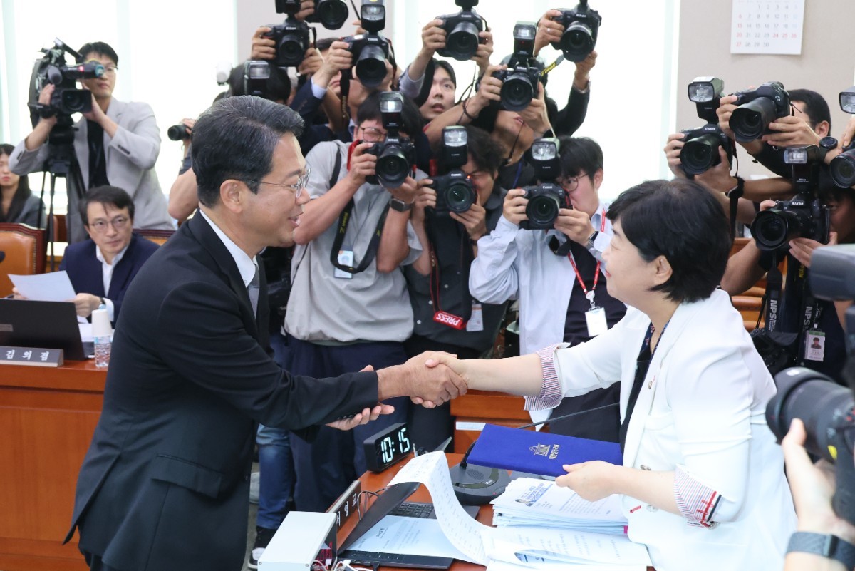 김승원 법무부 장관 후보자가 15일 서울 여의도 국회 법제사법위원회에서 열린 인사청문회에서 선서문을 서영교 위원장에게 제출한 후 악수 하고 있다. / 뉴스1