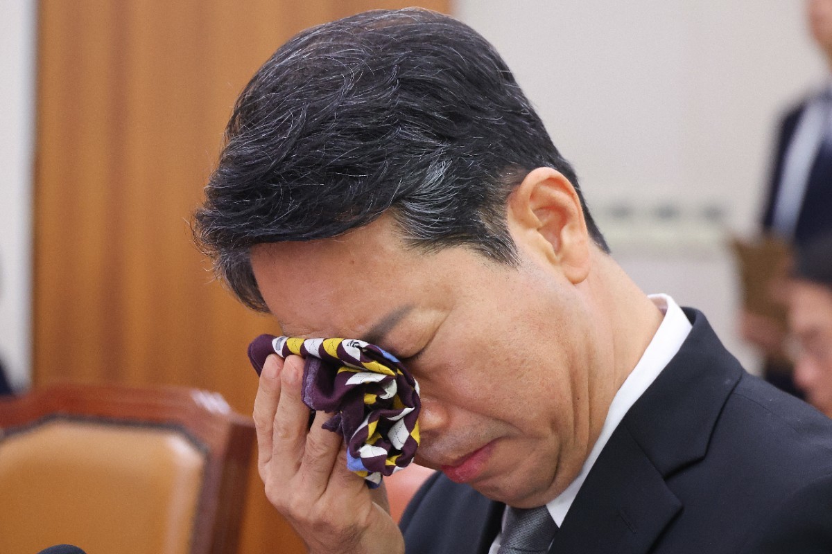 김승원 법무부 장관 후보자가 15일 서울 여의도 국회 법제사법위원회에서 열린 인사청문회에서 발언하며 손수건으로 눈가를 닦고 있다. / 뉴스1